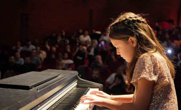 Küçük piyanistler hünerlerini sergiledi