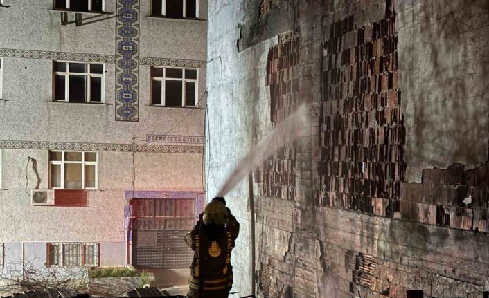 Küçükçekmece’de geri dönüşüm atık tesisi alevlere teslim oldu