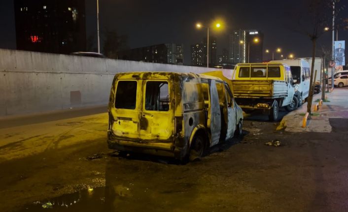 Küçükçekmece’de hafif ticari araç alev alev yandı