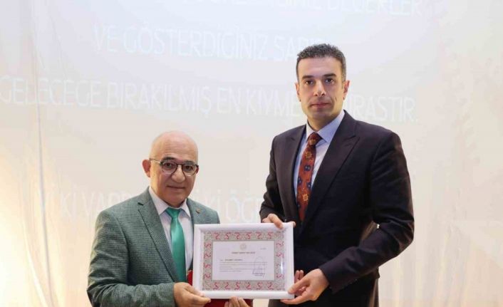 Kültür aşığı öğretmen üstün şeref belgesiyle onurlandırıldı