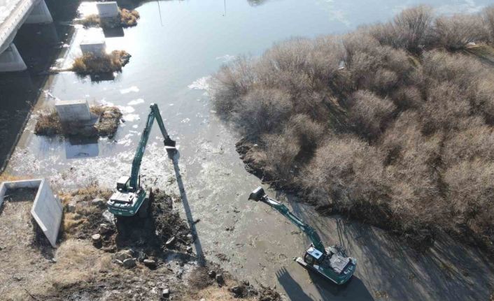 Kura Nehri’nde temizlik çalışması