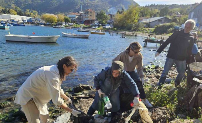 Kurucaşile’de 2 saatte 30 poşet çöp toplandı