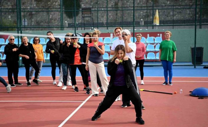 Kuşadası’nda kadınlara ‘Yakın Savunma Teknikleri’ eğitimi verildi