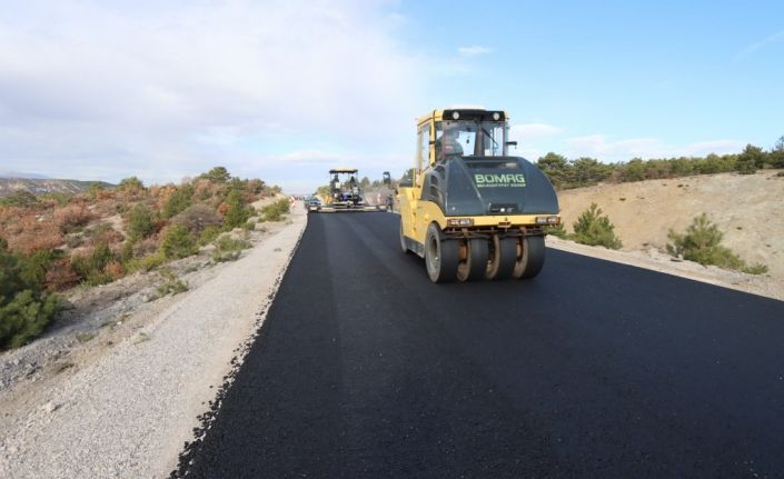 Kütahya köylerinde asfalt çalışmaları devam ediyor