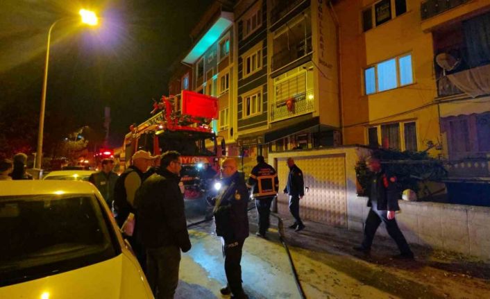 Kütahya’da 5 katlı binanın teras katında çıkan yangın paniğe neden oldu