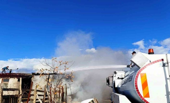 Kütahya’da ahır yangını büyümeden söndürüldü