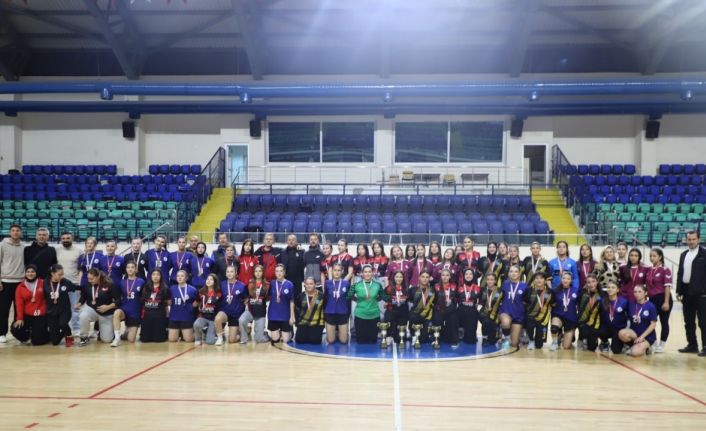 Kütahya’da ’Okullar Arası Genç Kızlar Hentbol’ müsabakaları sona erdi