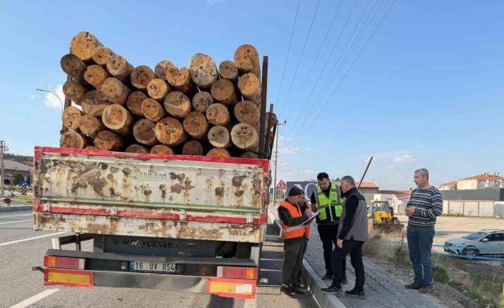 Kütahya’da orman emvali yüklü araçlar denetlendi