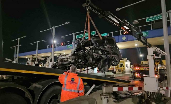 Kuzey Marmara Otoyolu’nda otomobil gişeye girdi: 1 ağır yaralı