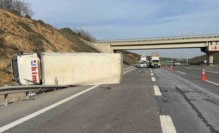 Kuzey Marmara Otoyolu’nda zincirleme kaza: Aynı firmaya ait iki kamyon kazaya karıştı