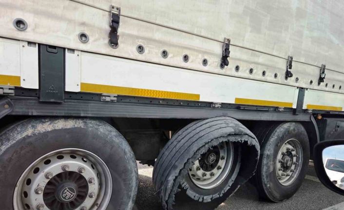 Lastiği parçalanan tırın tehlikeli yolculuğu