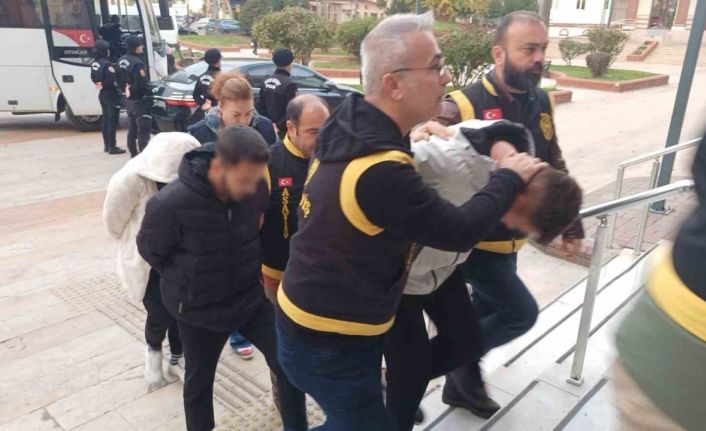 Lüks araçlar için ön ödeme vaadiyle vatandaşları dolandırdılar