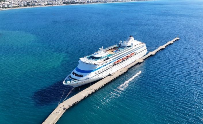 Lüks kruvaziyer 616 yolcu ve 435 mürettebatıyla Alanya’ya demirledi
