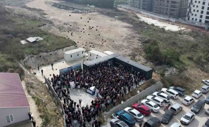 Mağdurlar gökyüzüne siyah balon bıraktı