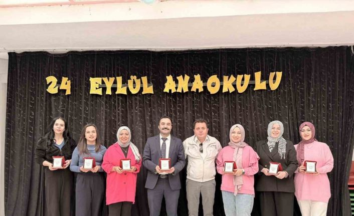 Mahalle muhtarından öğretmenlere plaketli kutlama