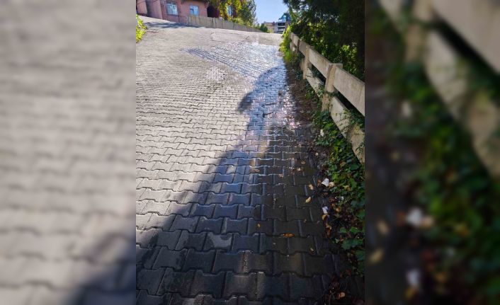 Mahallede tonlarca su boşa aktı