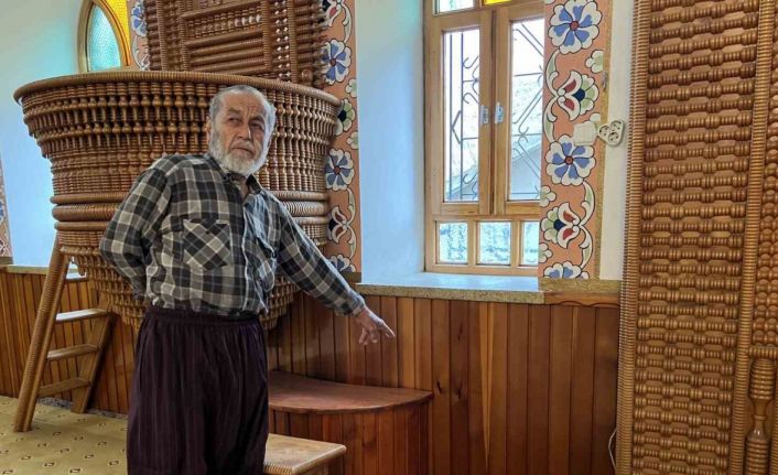 Mahallenin 60 yıllık ahşap ustası