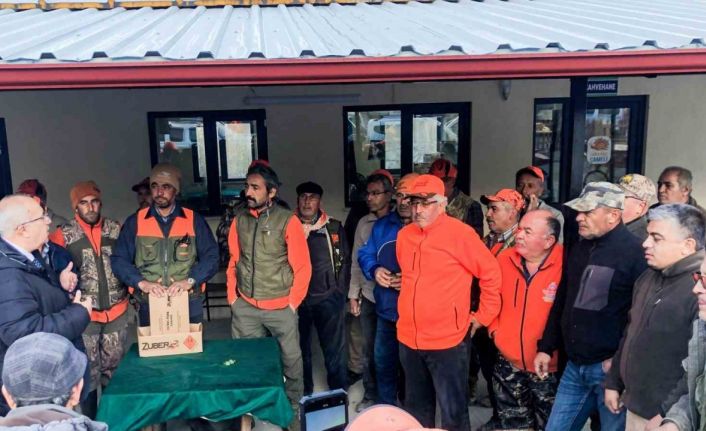 Mahsullerini korumak isteyen üreticiler domuzlarla mücadele ediyor