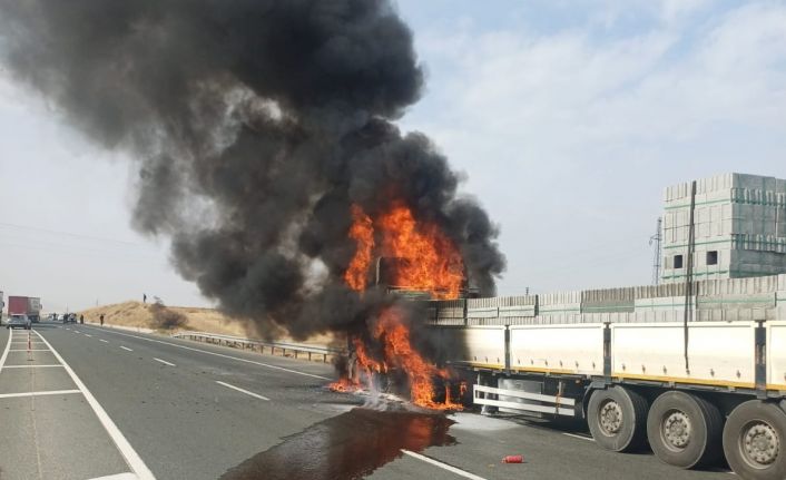 Malatya-Elazığ Karayolu’nda tır yangını