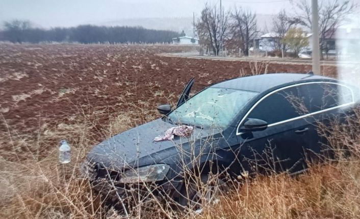 Malatya’da kontrolden çıkan otomobil tarlaya girdi: 4 yaralı
