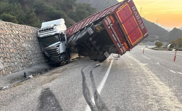 Malatya’da kontrolden çıkan tır istinat duvarına çarptı: 1 yaralı