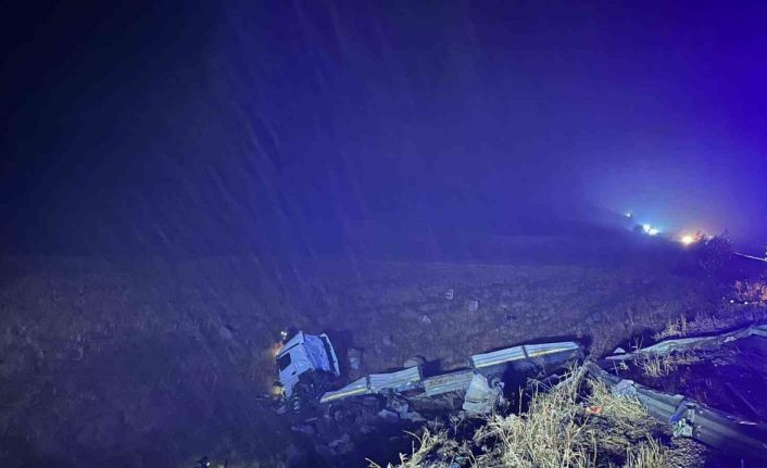 Malatya’da şarampole devrilen çekicinin sürücüsü hayatını kaybetti