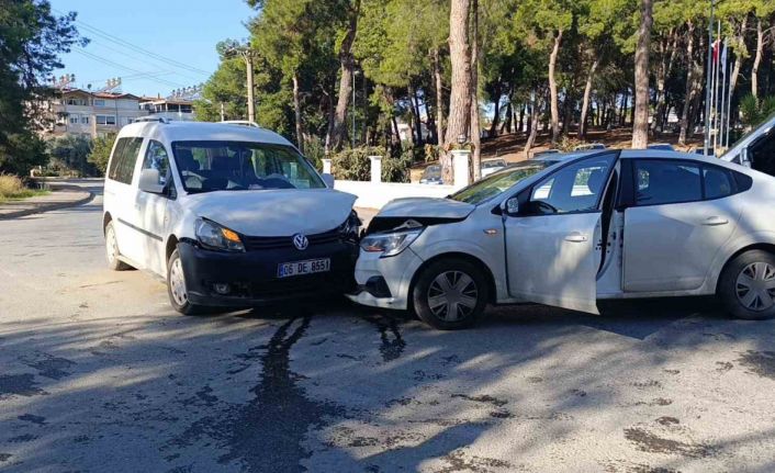 Manavgat’ta otomobiller kafa kafaya çarpıştı: 1 yaralı