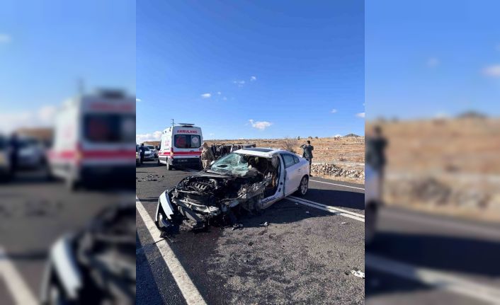 Mardin’de otomobil ile açık kasa kamyonet çarpıştı: 2 yaralı