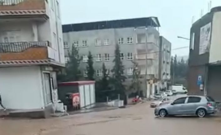 Mardin’de sağanak yağış etkili oldu, yollar göle döndü