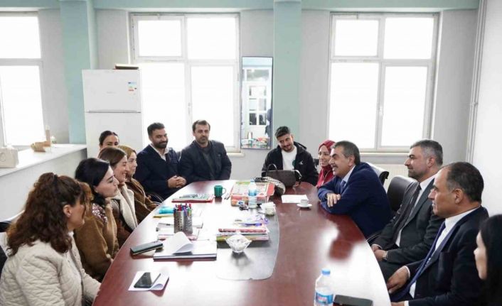 Mardin’e giden Bakan Tekin, Diyarbakır’da yol güzergahında bir okula uğradı
