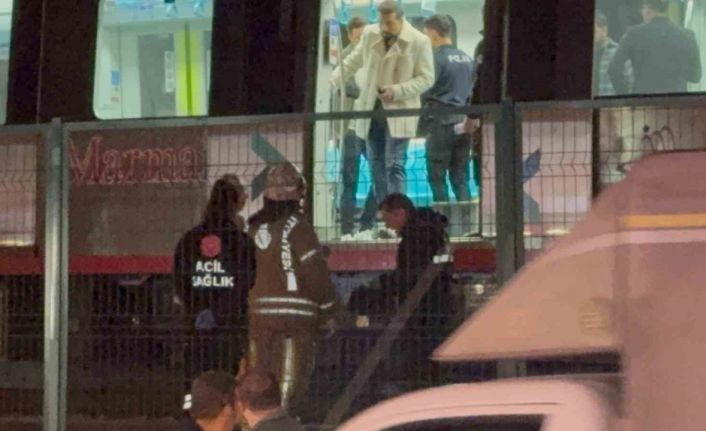 Marmaray Küçükçekmece durağından raylara atlayan şahıs öldü