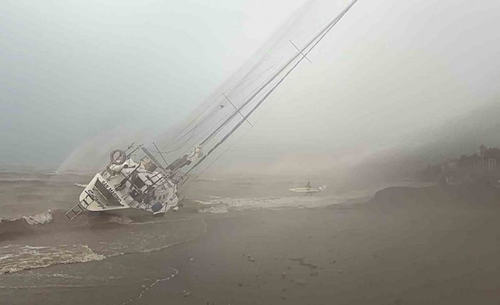 Marmaris’te fırtına ve sağanak etkili oldu: 3 tekne karaya vurdu