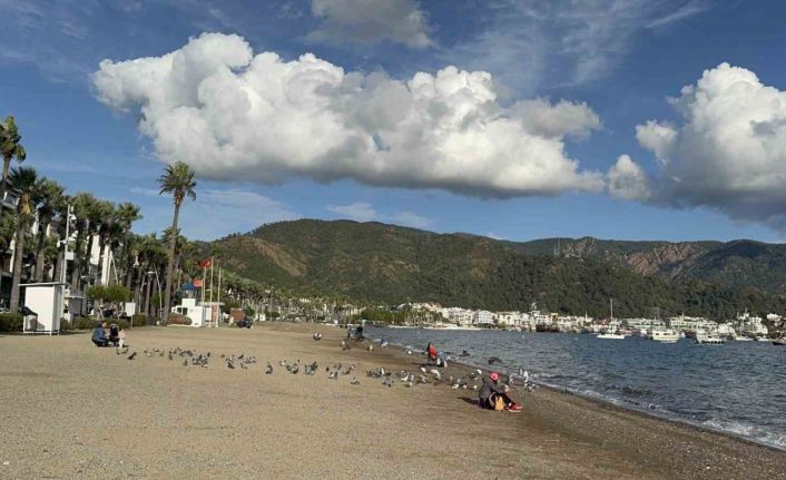 Marmaris’te yazdan kalma günler: Vatandaşlar sahillere akın etti