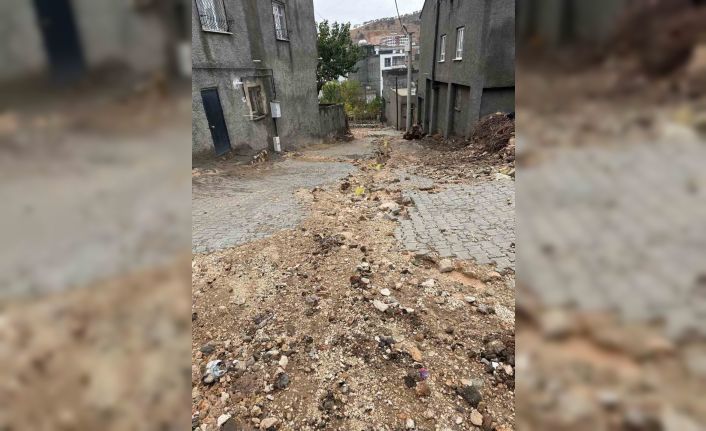 Mazıdağı’nda şiddetli yağışların neden olduğu çukurlarda ortaya çıkan doğal gaz boruları tehlike saçıyor