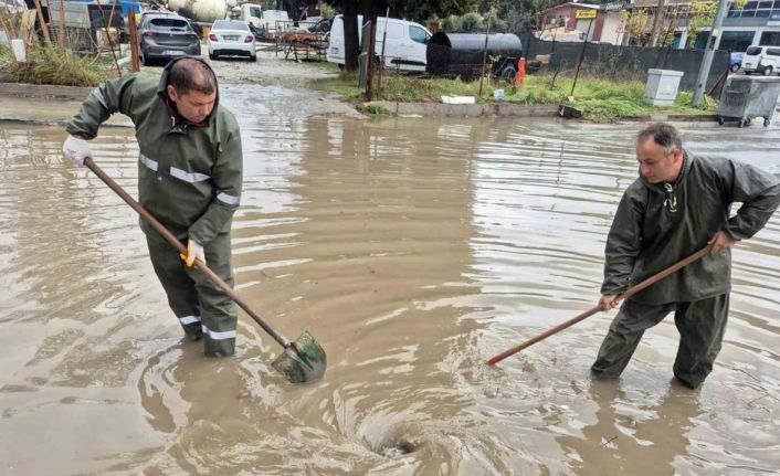 Menteşe Belediye ekipleri su baskınlarına müdahale ediyor