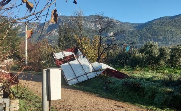 Menteşe’de fırtına yapılara zarar verdi