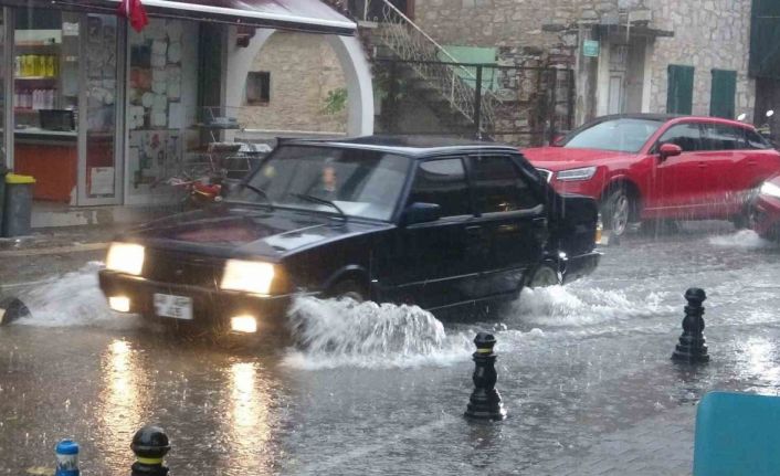 Menteşe’de şiddetli yağmur ve dolu etkili oluyor