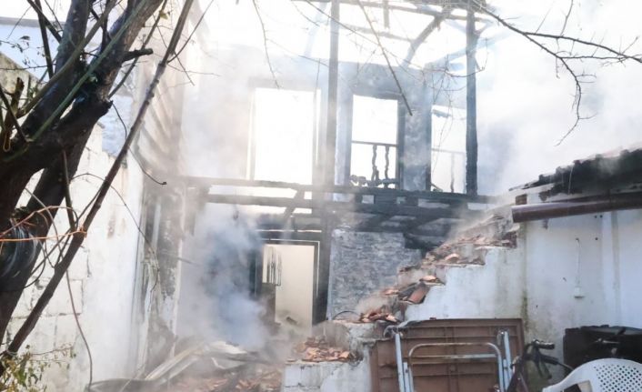 Menteşe’deki yangında 2 ev kullanılmaz hale geldi