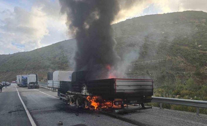 Mermer yüklü tır alevlere teslim oldu