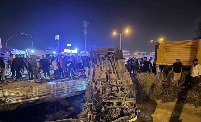 Mersin’de 10 kişinin yaralandığı kaza anı kamerada