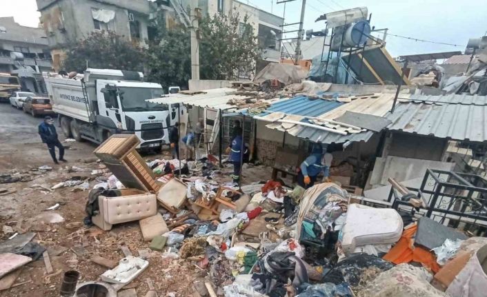 Mersin’de bir evden 10 kamyon çöp çıkarıldı