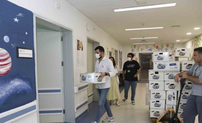 Mersin’de lösemili çocuklara moral veren hediye kutuları dağıtıldı