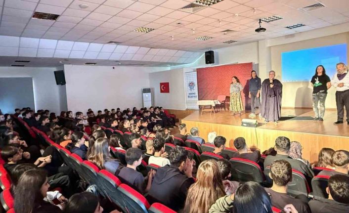Mersin’de ’madde bağımlılığı’ konulu tiyatro büyük ilgi gördü