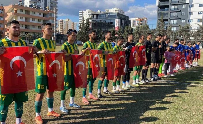 Mersin’de takımlar sahaya Türk bayraklarıyla çıkarak şehitleri andı