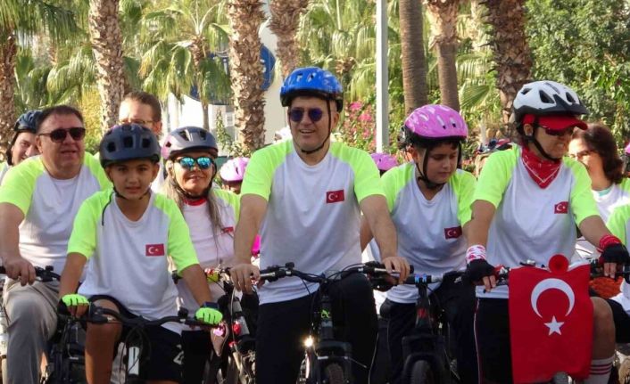 Mersin’de yaşlısından gencine bisiklet tutkunları pedal çevirdi