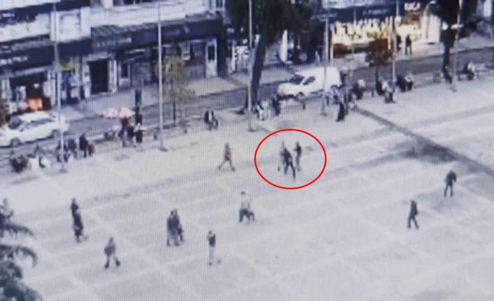 Meydanda uçan tekmeli kavga