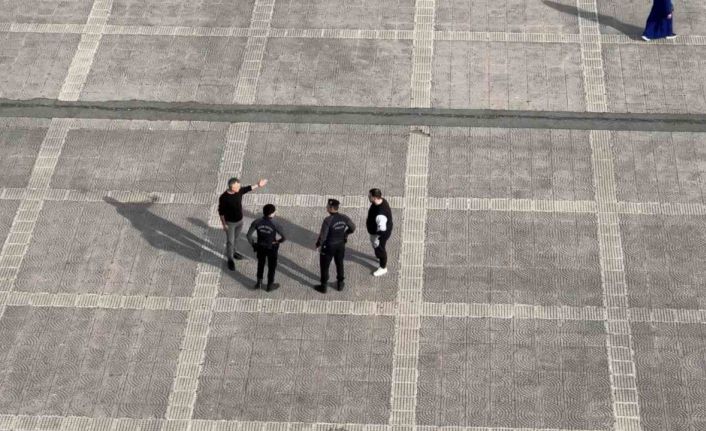 Meydandaki yumruklu kavgayı polis büyümeden önledi