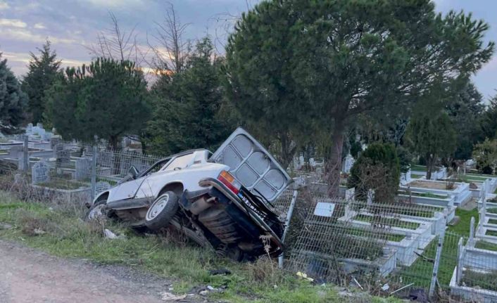 Mezarlığa uçtu, firar etti: Tekrar kaza mahalline gelen sürücü alkollü çıktı