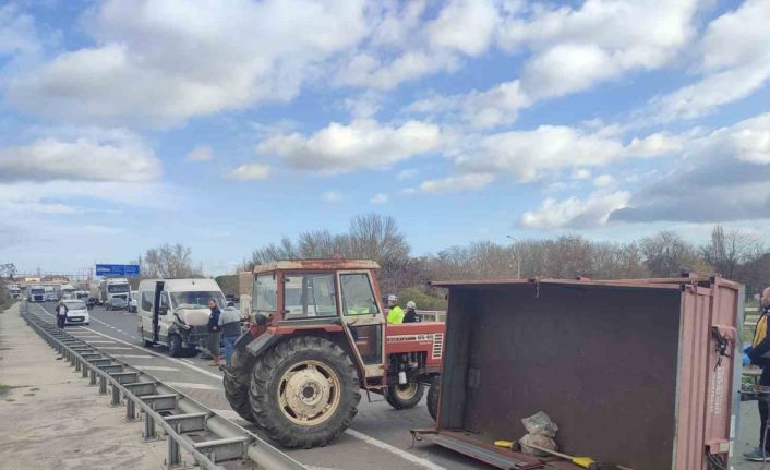 Midibüs traktör römorkuna çarptı: 1 yaralı