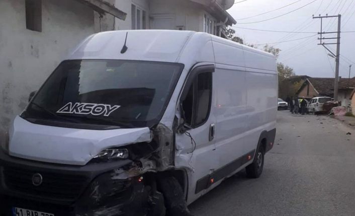 Minibüs ile hafif ticari araç çarpıştı: 2 yaralı